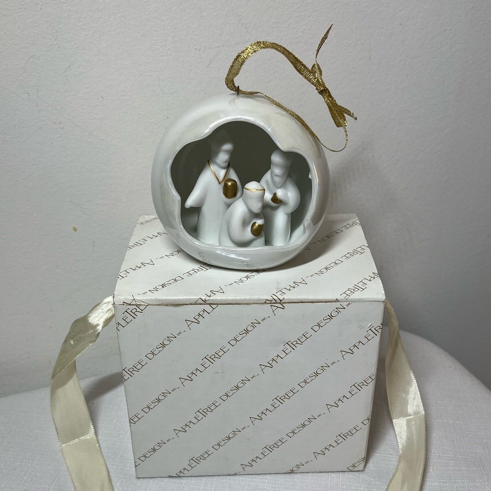 Christmas tree porcelain ball ornament. Three wise men. Box. White & gold.